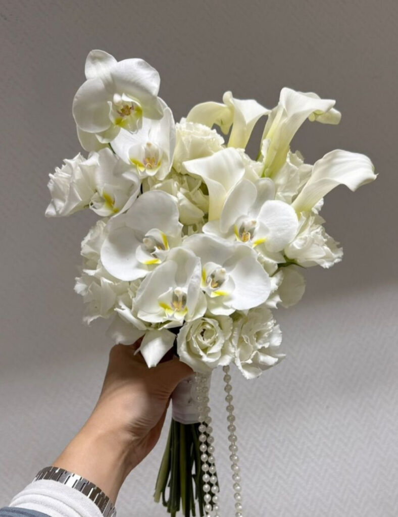30+ Mẫu hoa cưới Lan Hồ Điệp cầm tay trắng, hồng ý nghĩa, sang trọng 16 Hoa cưới cầm tay lan hồ điệp phối hoa Calla lily trắng (hoa Rum) 1