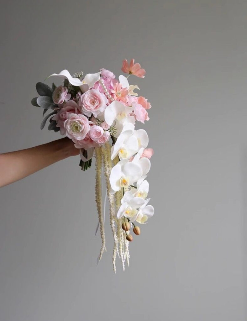 30+ Mẫu hoa cưới Lan Hồ Điệp cầm tay trắng, hồng ý nghĩa, sang trọng 14 Hoa cưới cầm tay lan hồ điệp thác đổ