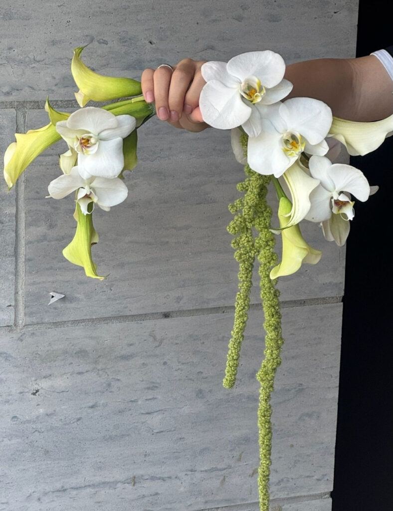 30+ Mẫu hoa cưới Lan Hồ Điệp cầm tay trắng, hồng ý nghĩa, sang trọng 29 Hoa cưới Lan Hồ Điệp dáng vòng 2