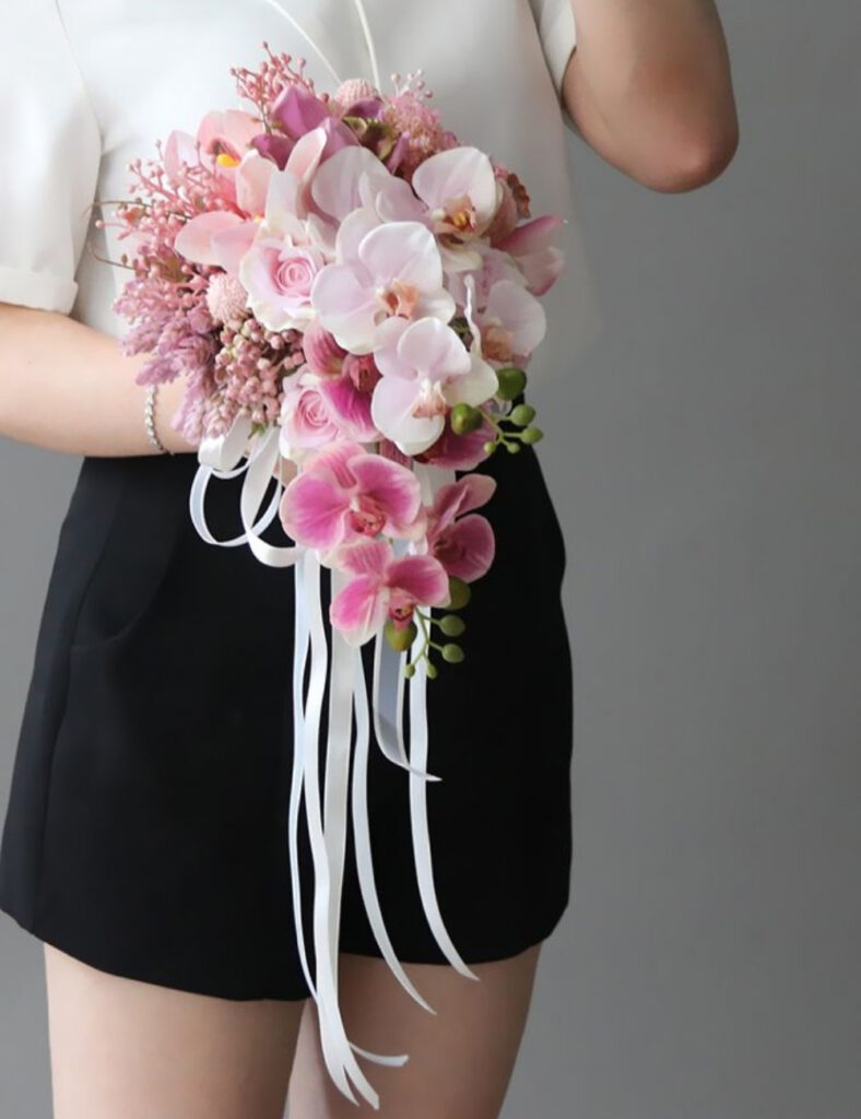 30+ Mẫu hoa cưới Lan Hồ Điệp cầm tay trắng, hồng ý nghĩa, sang trọng 19 Hoa cưới Lan Hồ Điệp tone trắng hồng 1