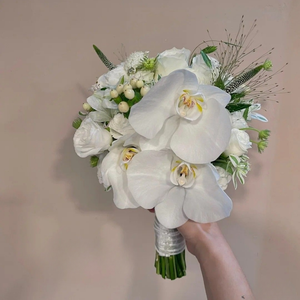 30+ Mẫu hoa cưới Lan Hồ Điệp cầm tay trắng, hồng ý nghĩa, sang trọng 3 Hoa cưới Lan Hồ Điệp trắng hiện đại 1
