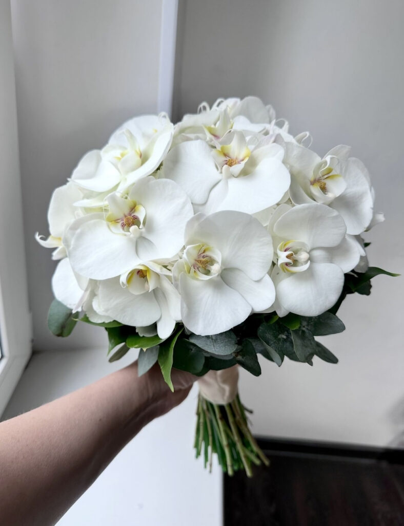 30+ Mẫu hoa cưới Lan Hồ Điệp cầm tay trắng, hồng ý nghĩa, sang trọng 2 Hoa cưới lan hồ điệp trắng thanh khiết