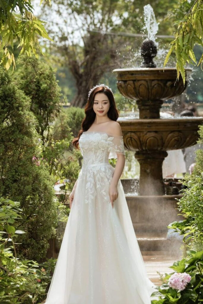 10+ Mẫu váy cưới cho cô dâu vai rộng che mọi khuyết điểm 9 Mẫu váy cưới cho cô dâu vai rộng tay vai đắp ren