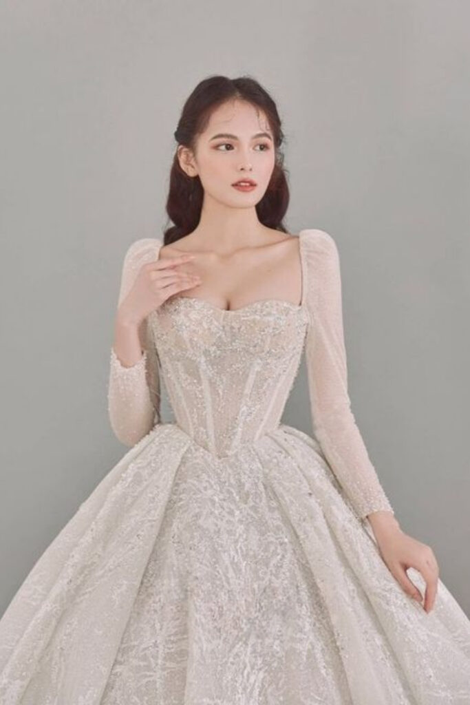 10+ Mẫu váy cưới cho cô dâu vai rộng che mọi khuyết điểm 2 Kiểu váy cưới tay dài cho cô dâu vai rộng