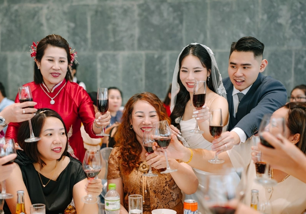 Hướng dẫn cách mời rượu đám cưới khéo, lịch sự và tinh tế 10 Lời chúc rượu đám cưới hài hước