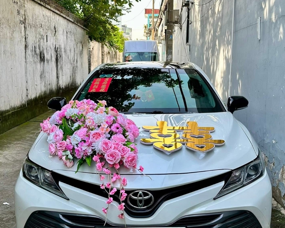 30+ Mẫu hoa xe cưới đẹp, đơn giản, sang trọng cho ngày cưới 24 hoa xe cưới