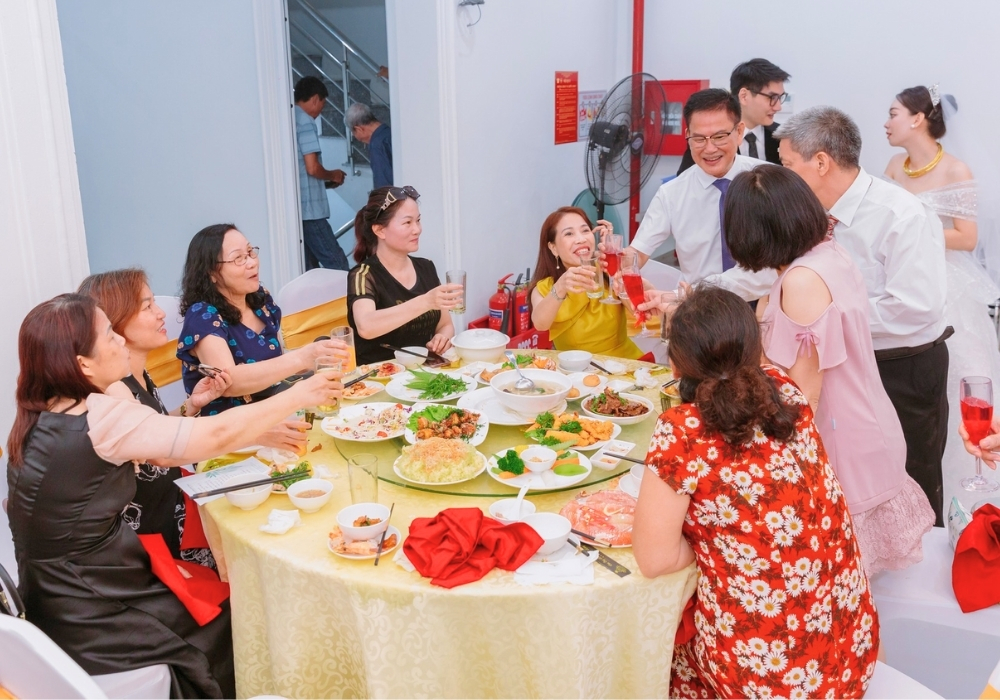 Hướng dẫn cách mời rượu đám cưới khéo, lịch sự và tinh tế 3 Nguyên tắc trong cách mời rượu đám cưới
