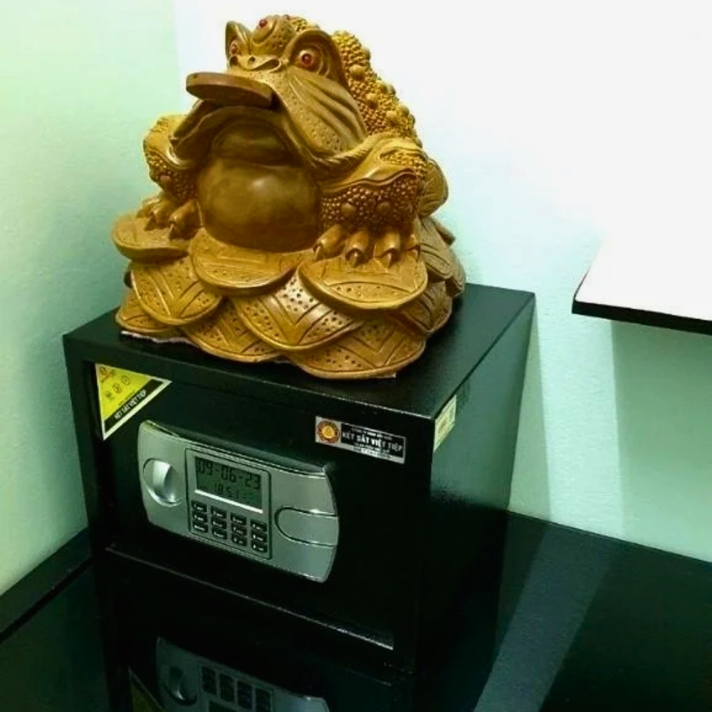 Cóc ngậm tiền (Thiềm thừ): Ý nghĩa, tuổi hợp, cách bài trí 10 Đặt cóc thiềm thừ trên két sắt