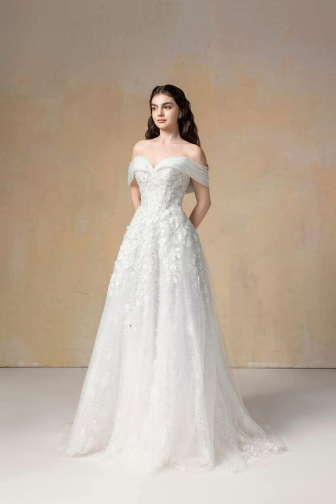 10+ Mẫu váy cưới cho cô dâu vai rộng che mọi khuyết điểm 7 Váy cổ chữ V cho cô dâu vai rộng