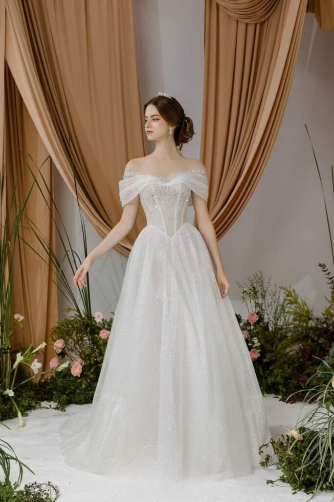 10+ Mẫu váy cưới cho cô dâu vai rộng che mọi khuyết điểm 5 Váy cưới chữ A cho cô dâu vai rộng bắp tay to