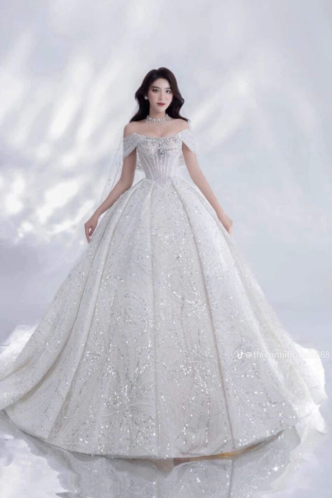 10+ Mẫu váy cưới cho cô dâu vai rộng che mọi khuyết điểm 10 Váy cưới có tay cape choàng