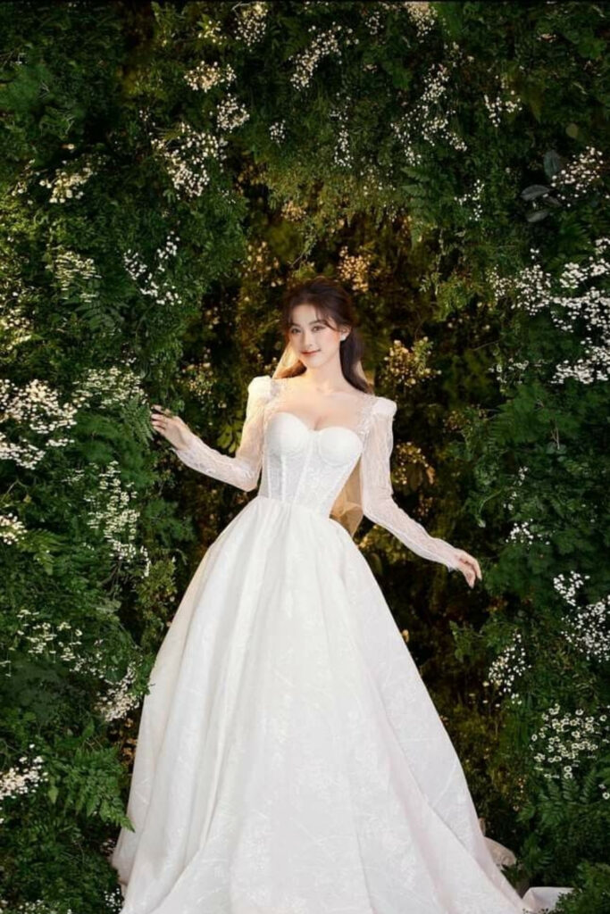 10+ Mẫu váy cưới cho cô dâu vai rộng che mọi khuyết điểm 8 Mẫu váy cưới cho cô dâu vai rộng kiểu cổ vuông bản vừa