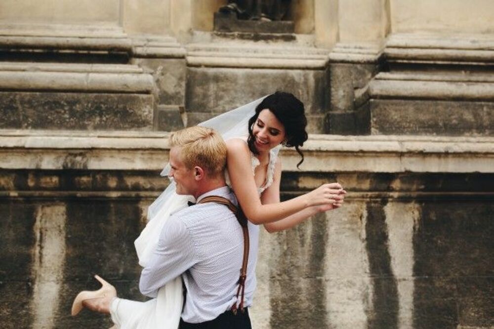 Bế kiểu cô dâu là gì? Các kiểu bế cô dâu lãng mạn nhất 6 Chụp ảnh cưới chú rể bế cô dâu vác trên vai