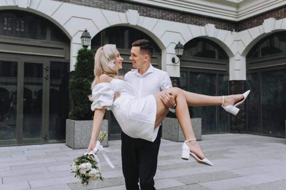 Bế kiểu cô dâu là gì? Các kiểu bế cô dâu lãng mạn nhất 5 Bế kiểu cô dâu (bế kiểu công chúa)