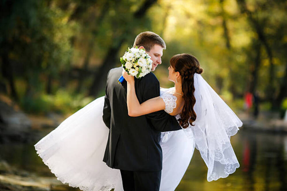 Bế kiểu cô dâu là gì? Các kiểu bế cô dâu lãng mạn nhất 9 Những lưu ý khi chú rể bế kiểu cô dâu