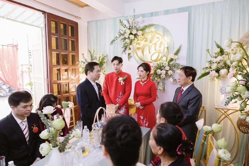 CÔ DÂU DIỆN ÁO DÀI TRUYỀN THỐNG TRONG NGHI THỨC CƯỚI LẤY NGÀY