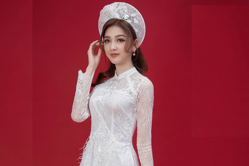 Top mẫu mấn đội đầu đẹp, sang trọng và được ưa chuộng nhất 4 Mấn đội đầu ren trắng phối cùng áo dài pastel nhẹ nhàng.