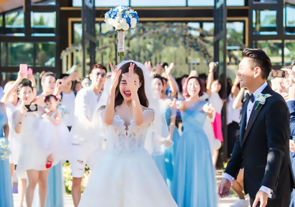 Nguồn gốc và ý nghĩa bắt hoa cưới là gì? 3 Có nên giữ lại hoa cưới khi đã bắt hoa cưới thành công?