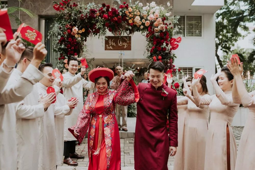 Nhà có tang nên đi đám cưới không? Những đều cần lưu ý 4 Người đang để tang thường được khuyên không nên tham gia bê tráp vì liên quan trực tiếp đến nghi lễ cưới hỏi.