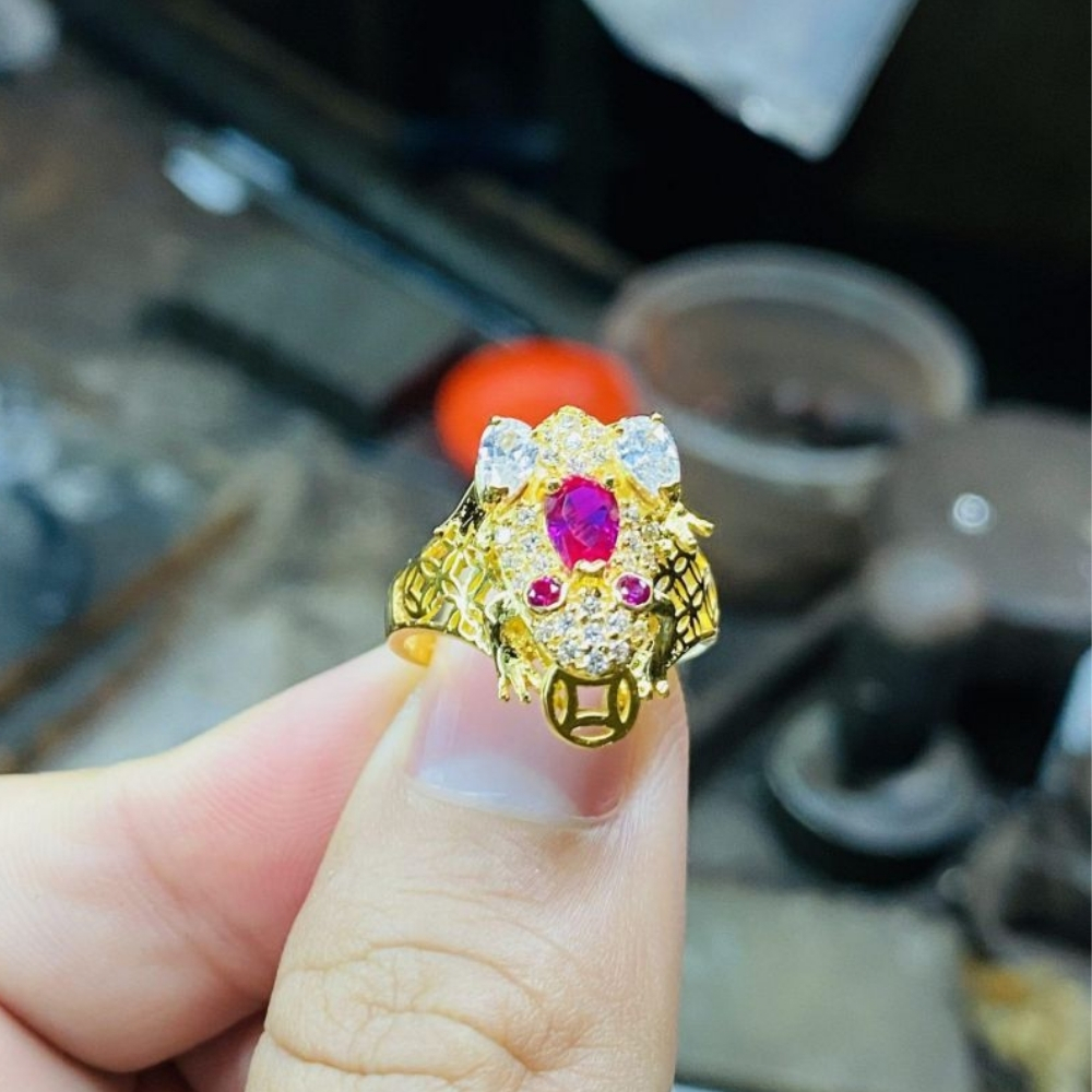 Ý nghĩa, cách đeo nhẫn con cóc | Top 9 mẫu nhẫn con cóc đẹp 7 Nhẫn con cóc đá đỏ