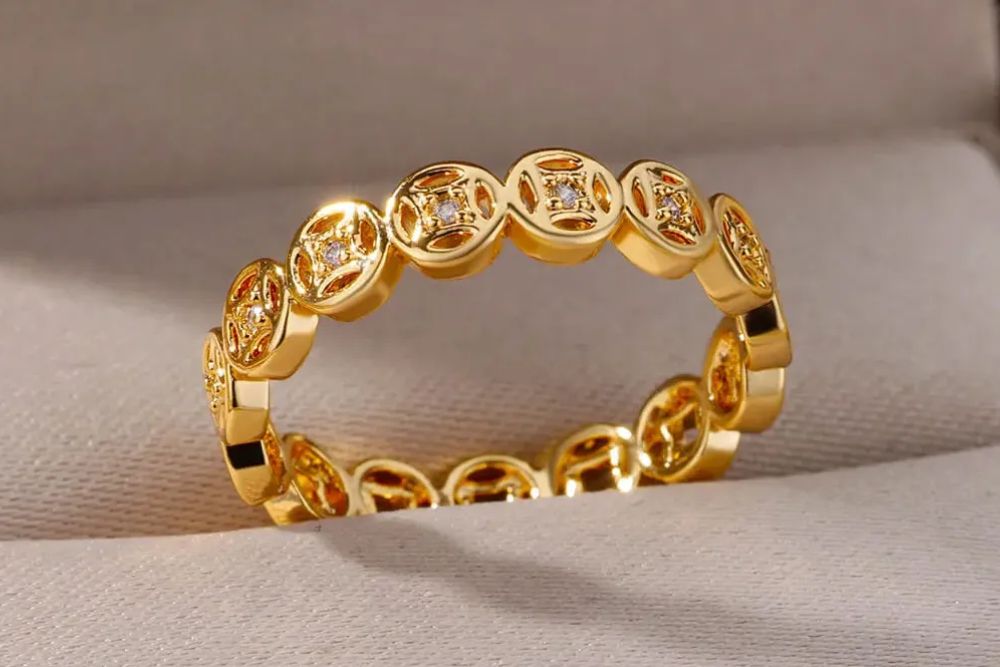 Nữ nên đeo nhẫn kim tiền tay trái hay phải theo phong thủy? 2 Nhẫn kim tiền là biểu tượng của tài lộc, thịnh vượng và may mắn theo quan niệm phong thủy.