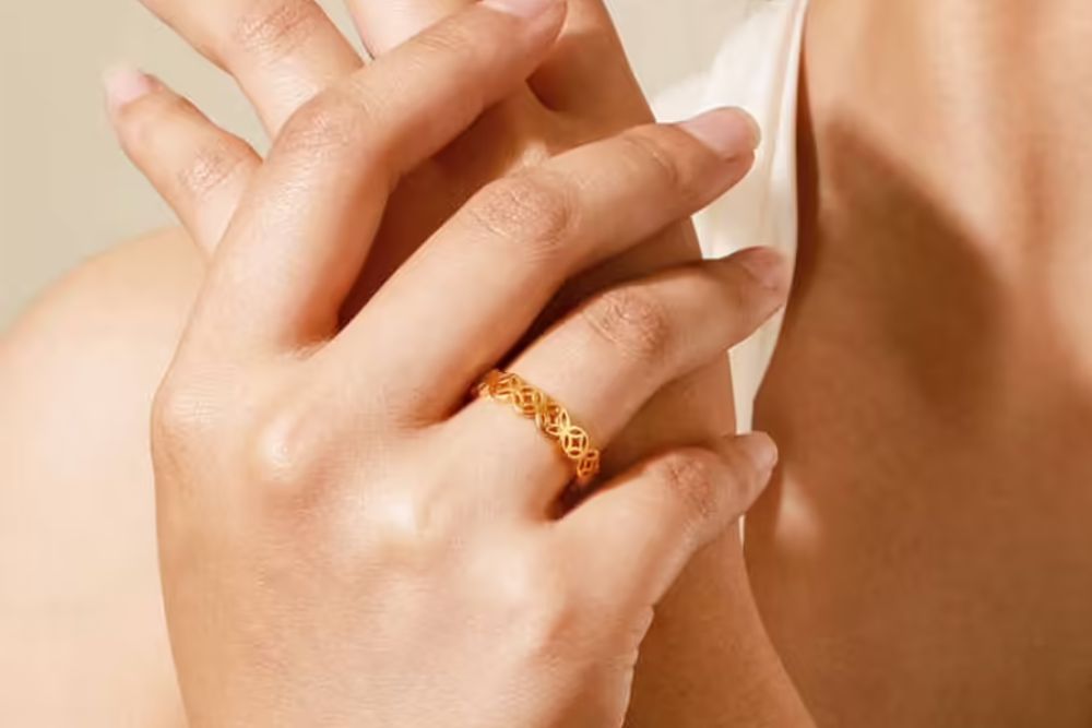 Nữ nên đeo nhẫn kim tiền tay trái hay phải theo phong thủy? 3 Phụ nữ chưa kết hôn thường được khuyên đeo nhẫn kim tiền ở tay phải để thu hút may mắn và cơ hội.