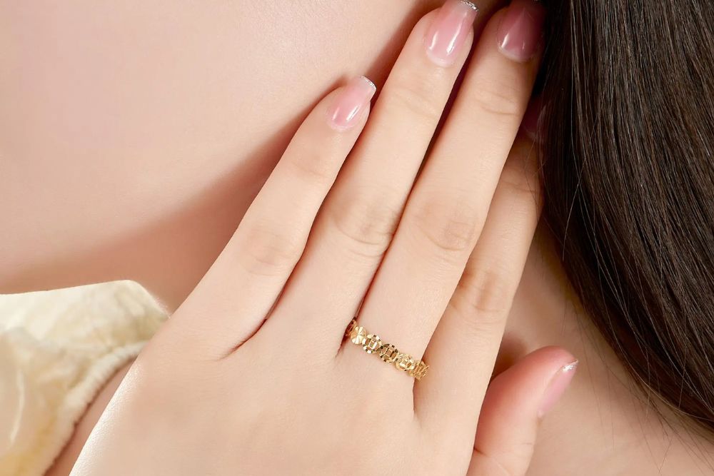 Nữ nên đeo nhẫn kim tiền tay trái hay phải theo phong thủy? 4 Nữ nên đeo nhẫn kim tiền tay trái hay phải theo phong thủy?