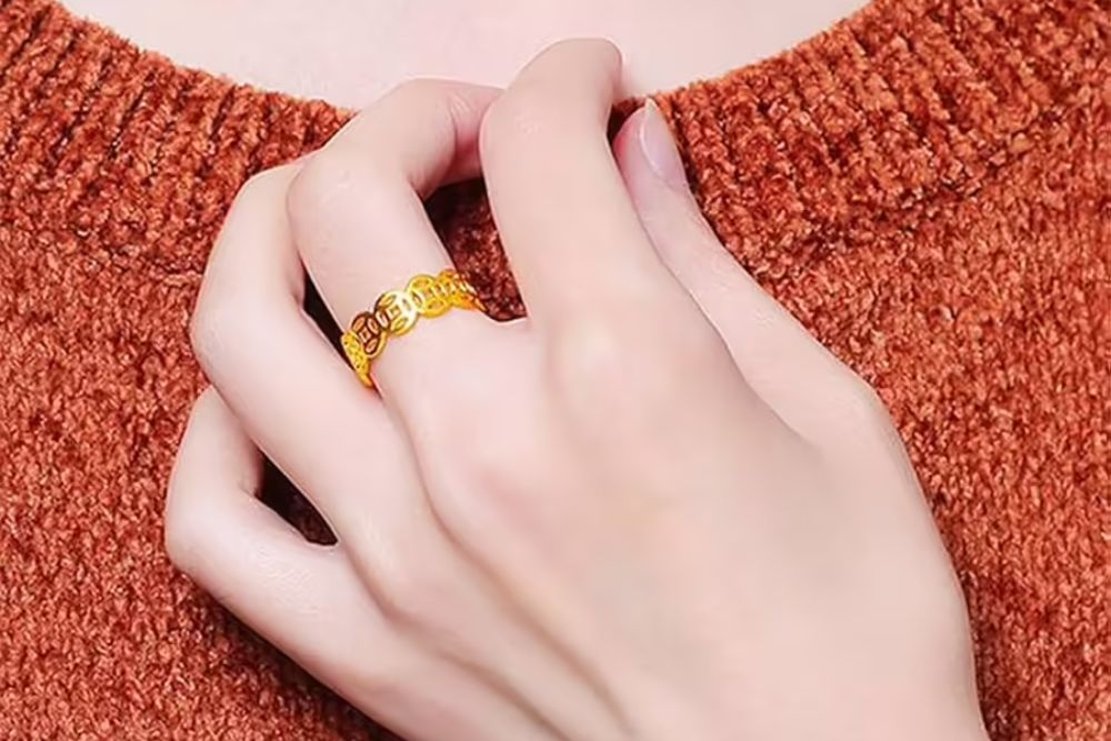 Nữ nên đeo nhẫn kim tiền tay trái hay phải theo phong thủy? 6 Người mệnh Kim có thể đeo nhẫn kim tiền ở ngón giữa hoặc ngón áp út tùy tình trạng hôn nhân.