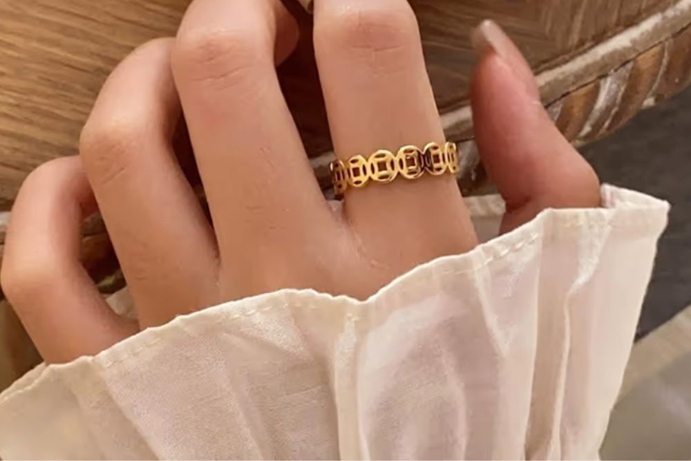 Nữ nên đeo nhẫn kim tiền tay trái hay phải theo phong thủy? 5 Người mệnh Hỏa được cho là phù hợp đeo nhẫn kim tiền ở ngón trỏ để thu hút tài lộc và cơ hội.