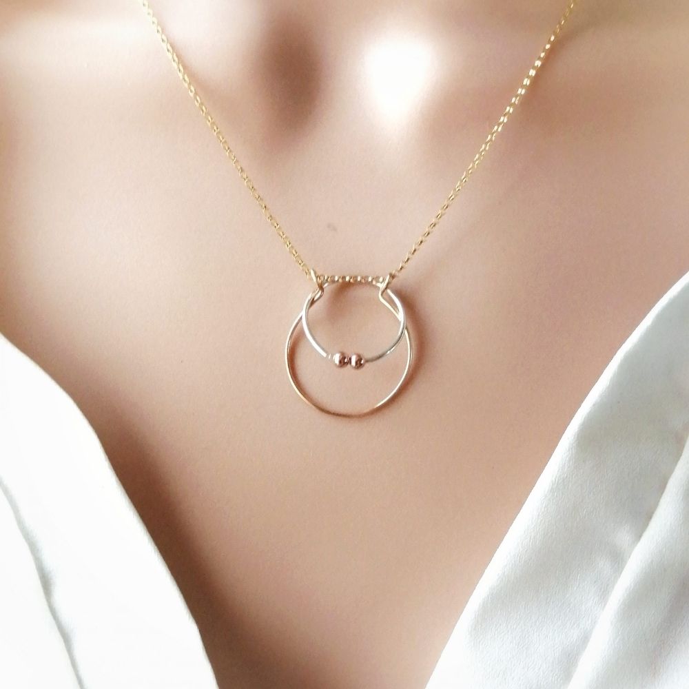 Có nên đeo nhẫn cưới vào cổ không? Mang ý nghĩa thế nào? 7 Cách bảo quản khi đeo nhẫn cưới vào cổ