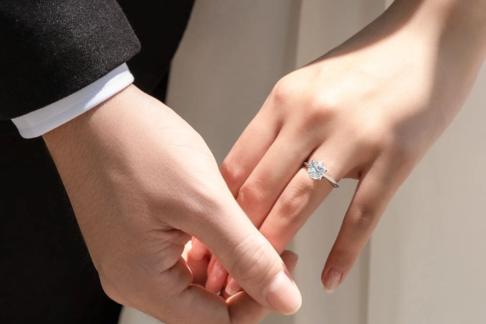 Cho người khác đeo thử nhẫn cưới: Nên hay không nên? 4 Lựa chọn thời điểm mua nhẫn cưới theo quan niệm may mắn của phương Tây