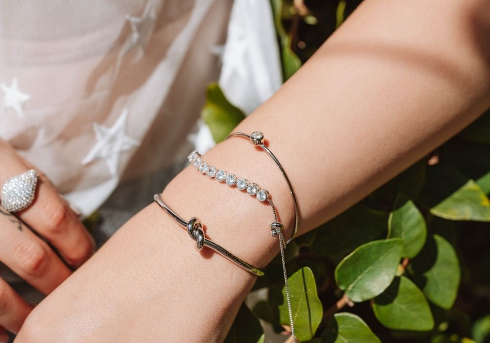 Con gái đeo vòng bạc tay nào? Đeo tay trái hay tay phải? 3 Đeo vòng bạc tay trái để đại cát đại lợi