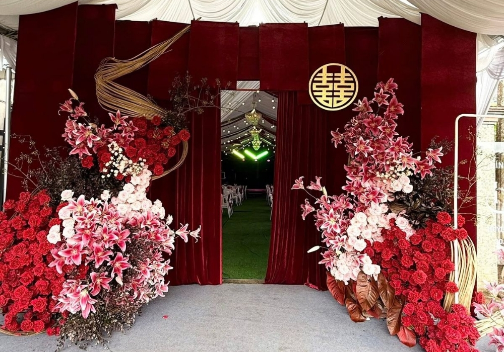 21+ Cổng hoa cưới màu đỏ truyền thống, đỏ trắng, đỏ kem, long phụng 27 Cổng cưới màu đỏ hoa tươi 2