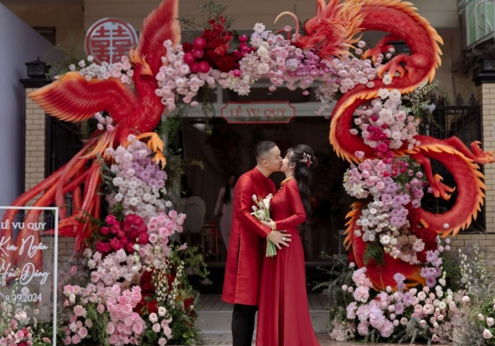 21+ Cổng hoa cưới màu đỏ truyền thống, đỏ trắng, đỏ kem, long phụng 22 Cổng hoa cưới long phụng màu đỏ 3