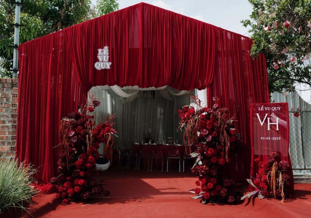 21+ Cổng hoa cưới màu đỏ truyền thống, đỏ trắng, đỏ kem, long phụng 5 Cổng hoa cưới màu đỏ truyền thống 4