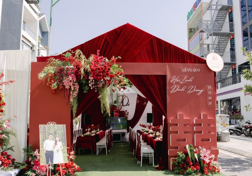 21+ Cổng hoa cưới màu đỏ truyền thống, đỏ trắng, đỏ kem, long phụng 7 Cổng hoa cưới màu đỏ truyền thống 6