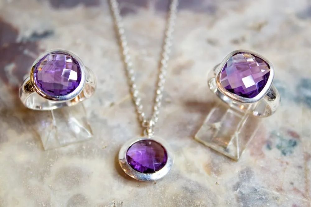 Cung Bảo Bình hợp màu gì? Màu thu hút may mắn và tài lộc 5 Trang sức gắn đá Amethyst giúp cung Bảo Bình tôn lên vẻ đẹp thanh lịch và thu hút nguồn năng lượng tích cực.