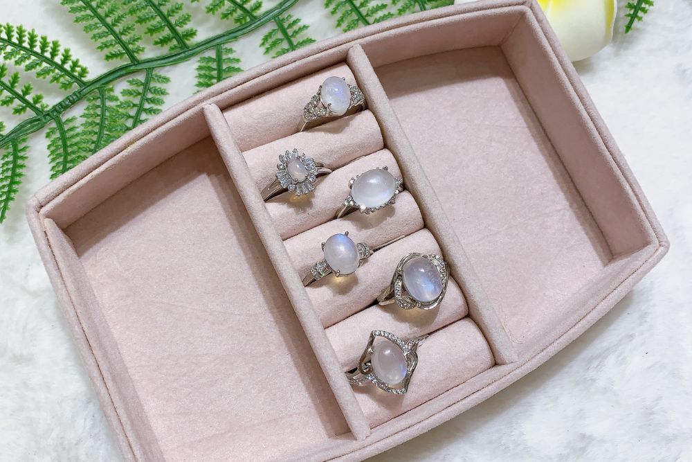 Cung Bảo Bình hợp màu gì? Màu thu hút may mắn và tài lộc 6 Trang sức gắn đá Moonstone là biểu tượng của sự cân bằng, giúp Bảo Bình duy trì tinh thần tích cực.