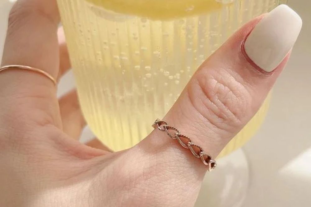 Đeo nhẫn ngón cái có ý nghĩa gì? Cách đeo chuẩn cho nam và nữ 2 Đeo nhẫn ngón cái tay trái thể hiện bản lĩnh, sự tự tin và tinh thần tự do.