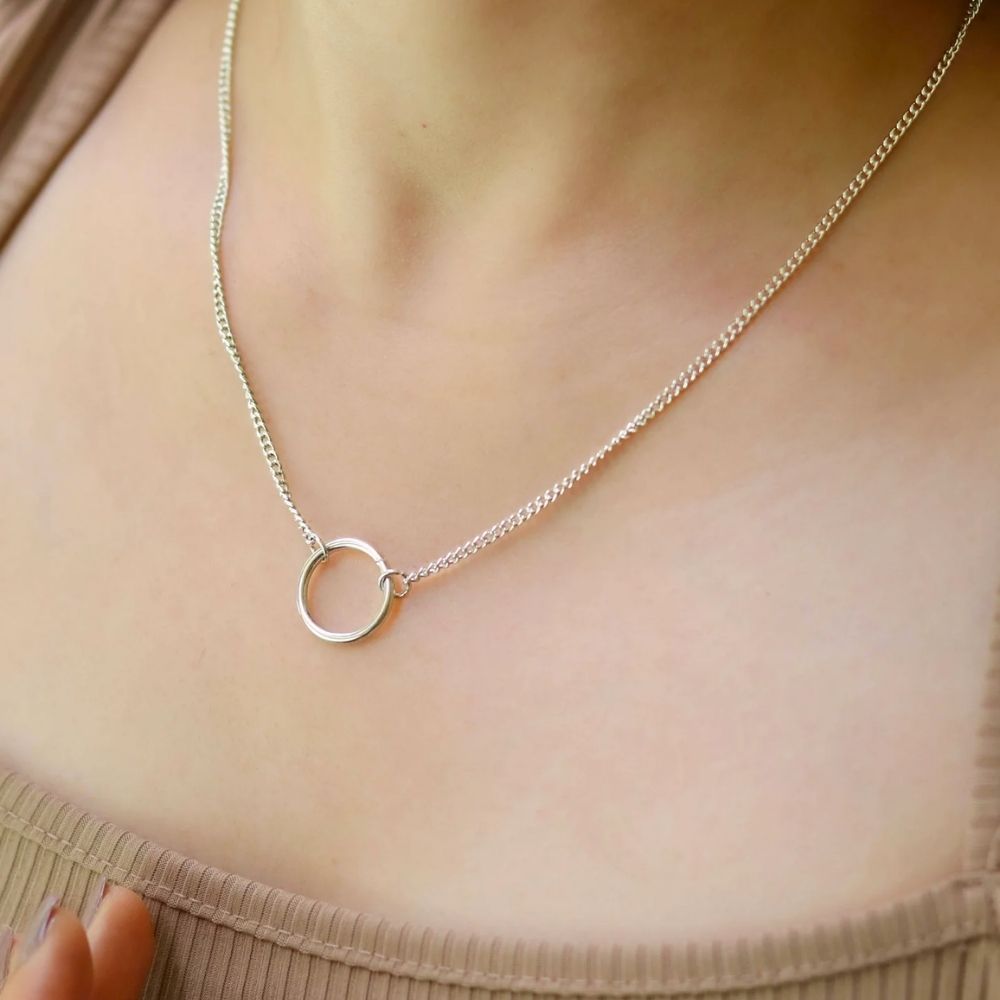 Có nên đeo nhẫn cưới vào cổ không? Mang ý nghĩa thế nào? 4 Đeo nhẫn cưới vào cổ có ý nghĩa gì?
