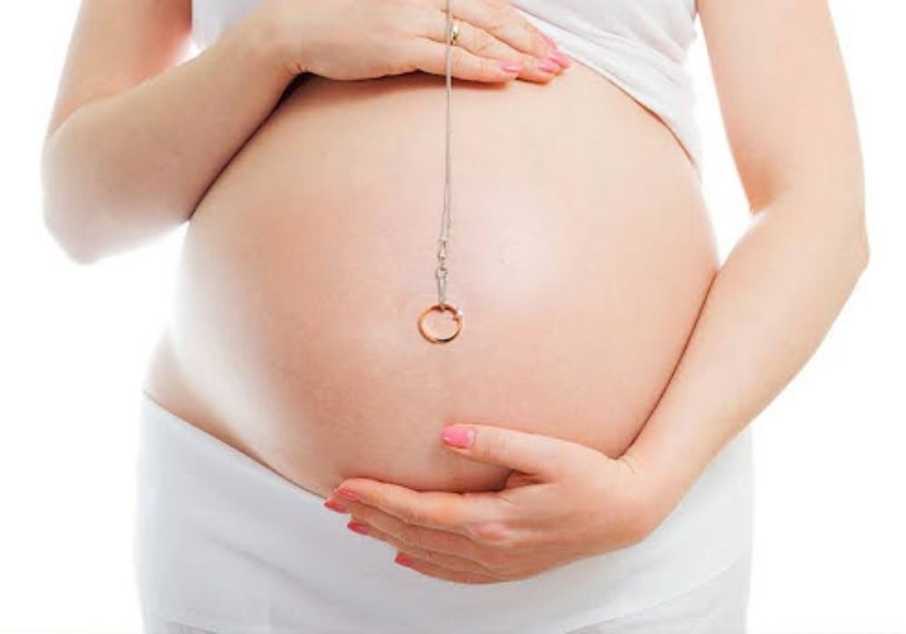 Cách xoay nhẫn cưới biết trai hay gái có chính xác không? 3 Phương pháp xoay nhẫn cưới biết trai hay gái có chính xác không?