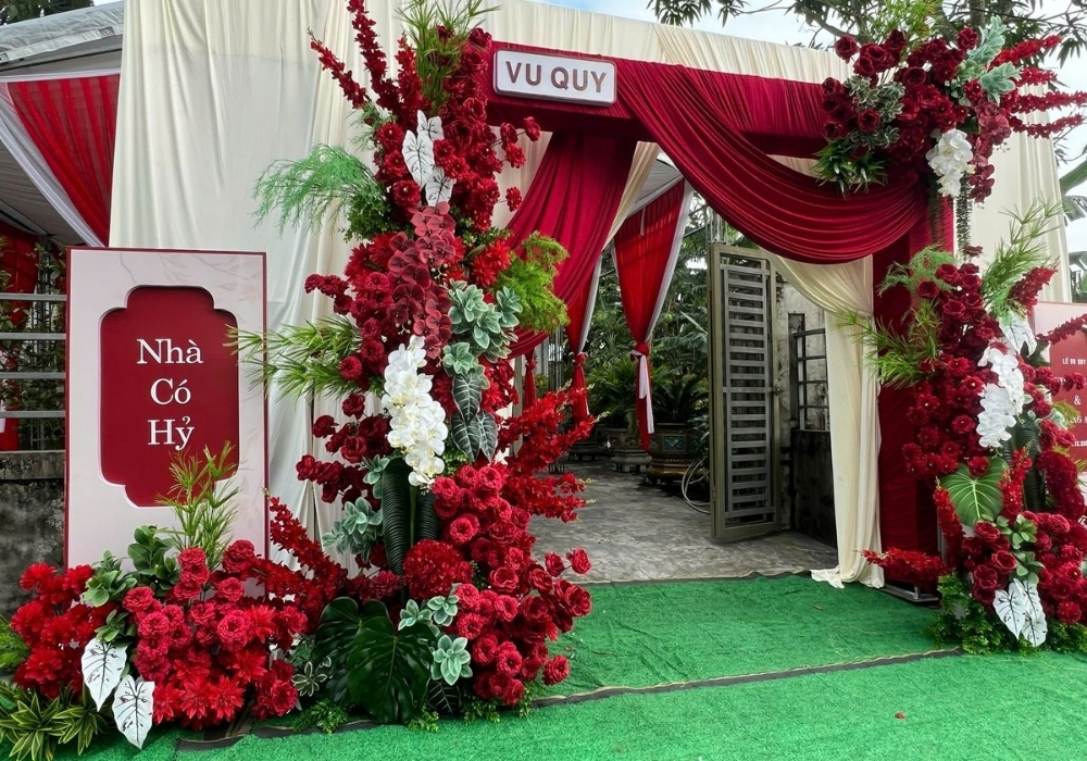 21+ Cổng hoa cưới màu đỏ truyền thống, đỏ trắng, đỏ kem, long phụng 15 Rạp cưới màu đỏ be 2