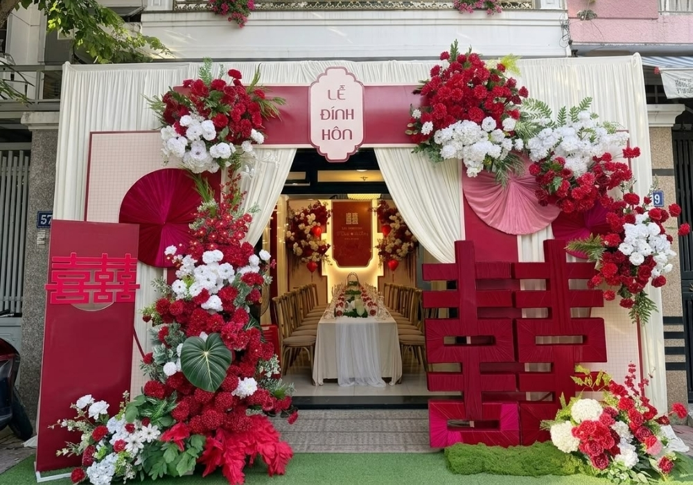 21+ Cổng hoa cưới màu đỏ truyền thống, đỏ trắng, đỏ kem, long phụng 16 Rạp cưới màu đỏ be 3