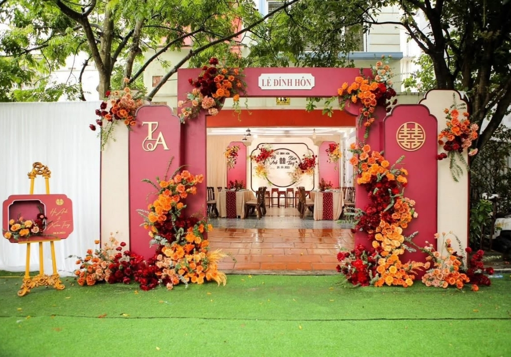 21+ Cổng hoa cưới màu đỏ truyền thống, đỏ trắng, đỏ kem, long phụng 17 Rạp cưới màu đỏ be 4