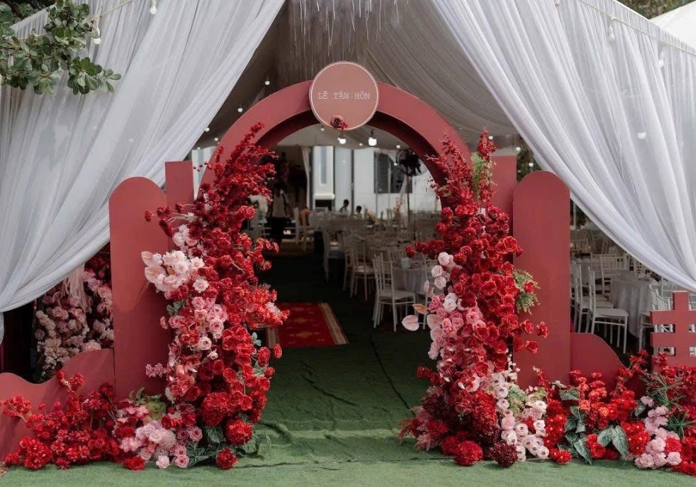 21+ Cổng hoa cưới màu đỏ truyền thống, đỏ trắng, đỏ kem, long phụng 8 Rạp cưới màu đỏ trắng 1