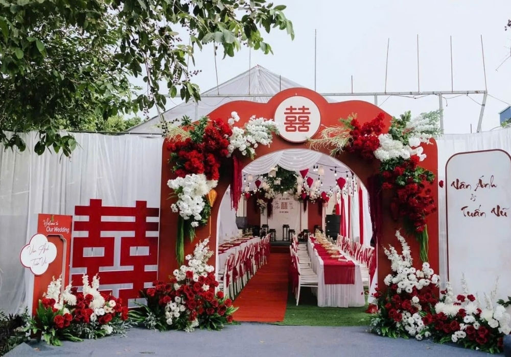 21+ Cổng hoa cưới màu đỏ truyền thống, đỏ trắng, đỏ kem, long phụng 12 Rạp cưới màu đỏ trắng 5