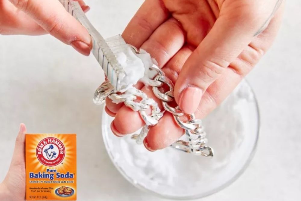 Bạc bị vàng: Vì sao bạc đổi màu và cách làm sáng bạc 4 Baking soda có thể được sử dụng để hỗ trợ làm sạch lớp xỉn trên bạc.