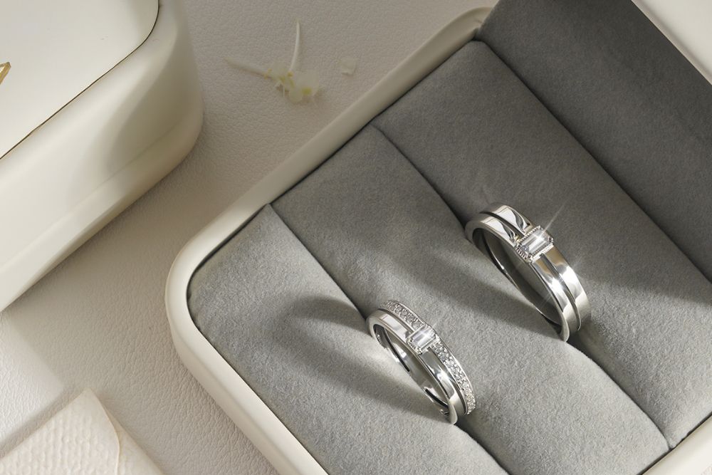 Kỉ niệm 1 năm ngày cưới tặng gì? 20+ món quà ý nghĩa 12 Cặp nhẫn đôi tượng trưng cho sự gắn kết và đồng hành của hai người trong cuộc sống hôn nhân.