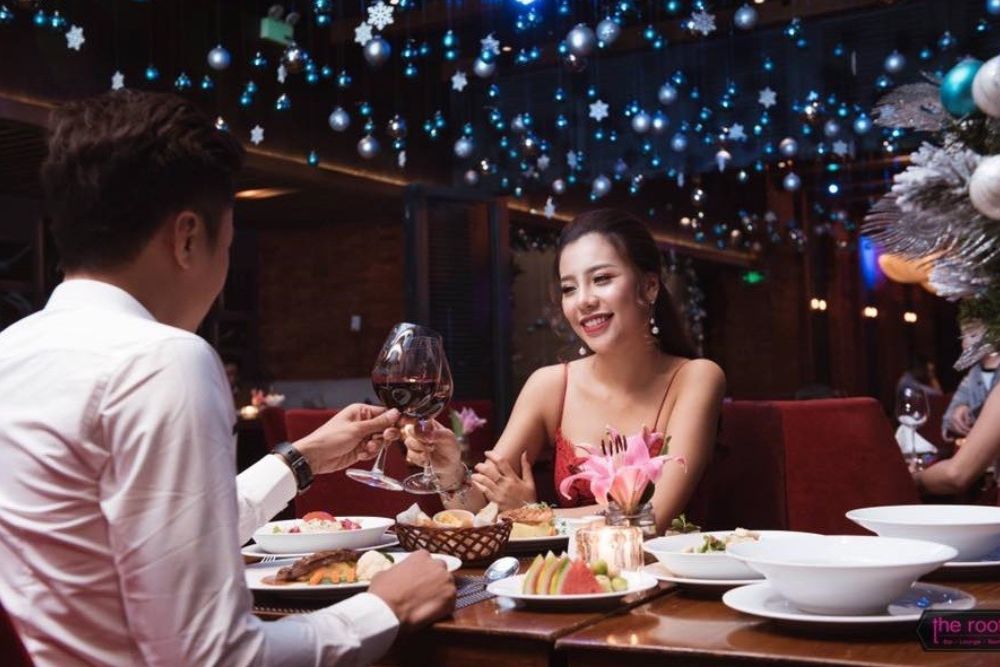 Kỉ niệm 1 năm ngày cưới tặng gì? 20+ món quà ý nghĩa 3 Bữa tối lãng mạn giúp vợ chồng có thêm thời gian riêng tư và hâm nóng tình cảm.
