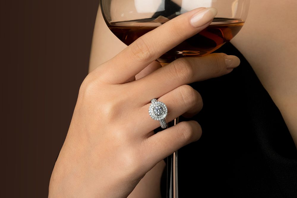 Kỉ niệm 1 năm ngày cưới tặng gì? 20+ món quà ý nghĩa 5 Nhẫn kim cương là món quà sang trọng mang ý nghĩa về tình yêu và sự gắn kết lâu dài.
